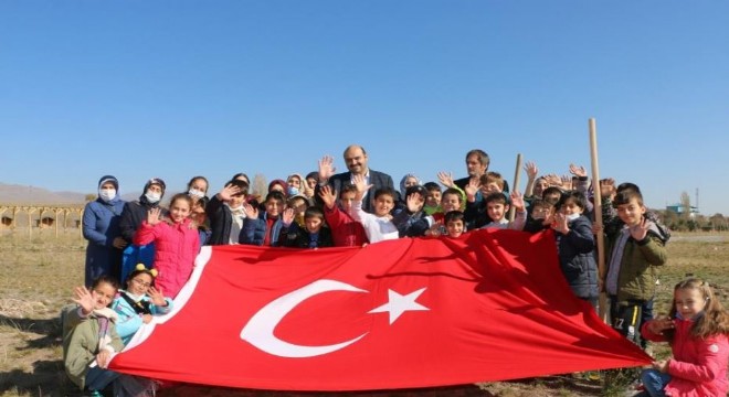  Cumhuriyet'in 98'inci yılında 98 fidan toprakla buluştu